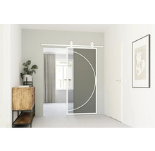 Interiérový pohľad s posuvnými dverami, komodou, rastlinou a obrazom