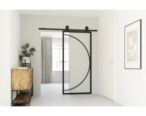 Interiér chodby s posuvnými sklenenými a kovovými dverami s kruhovým dizajnom, drevenou skriňou s rastlinou a zarámovaným obrazom na stene