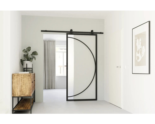 Svetlá chodba so sklenenými a kovovými posuvnými dverami, komoda a izbová rastlina.