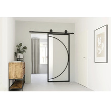 Interiér s posuvnými sklenenými a kovovými dverami s polkruhovým dizajnom