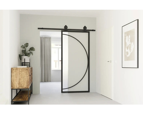 Interiér s posuvnými sklenenými a kovovými dverami s polkruhovým dizajnom