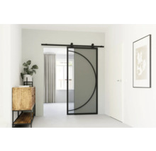 Pohľad na izbu so sklenenými posuvnými dverami s polkruhovým dizajnom, komodou, rastlinou a zarámovaným obrazom