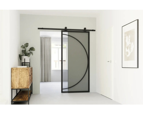 Pohľad na izbu so sklenenými posuvnými dverami s polkruhovým dizajnom, komodou, rastlinou a zarámovaným obrazom