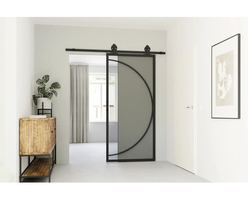 Interiér s posuvnými sklenenými dverami a kovovým rámom s kruhovým dizajnom