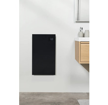 Čierny nástenný konvektor s digitálnym displejom v kúpeľni