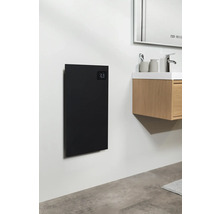 Kúpeľňa s čiernym vykurovacím panelom na stene vedľa umývadla