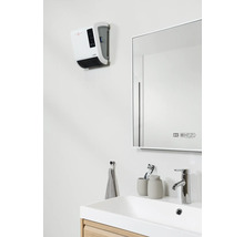 Kúpeľňa s ohrievačom, zrkadlom, umývadlom, batériou, uterákom a príslušenstvom