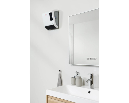 Kúpeľňa s ohrievačom, zrkadlom, umývadlom, batériou, uterákom a príslušenstvom