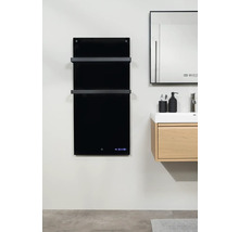 Kúpeľňa s čiernym radiátorom na uteráky, zrkadlom a skrinkou pod umývadlo