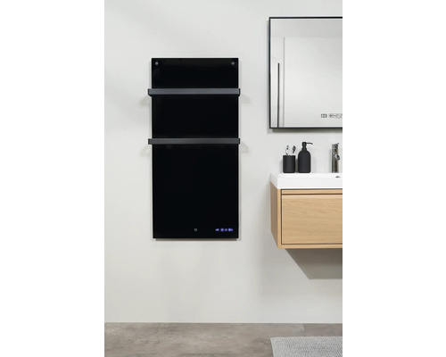 Kúpeľňa s čiernym radiátorom na uteráky, zrkadlom a skrinkou pod umývadlo