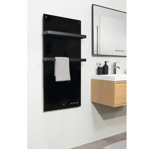 Kúpeľňa s čiernym ohrievačom uterákov, uterákom a umývadlom