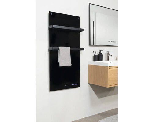 Kúpeľňa s čiernym ohrievačom uterákov, uterákom a umývadlom