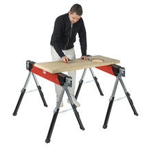 Muž brúsi drevenú dosku na nastaviteľnom pracovnom stole.