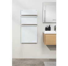 Moderná kúpeľňa s ohrievačom uterákov, umývadlom a zrkadlom