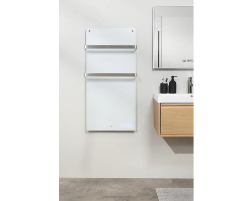 Moderná kúpeľňa s ohrievačom uterákov, umývadlom a zrkadlom