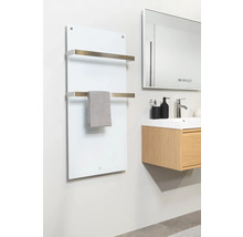 Kúpeľňa s ohrievačom uterákov, umývadlovou skrinkou a zrkadlom