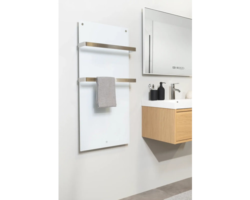 Kúpeľňa s ohrievačom uterákov, umývadlovou skrinkou a zrkadlom