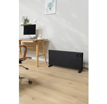 Kancelária so stolom, počítačom, kancelárskou stoličkou a čiernym radiátorom