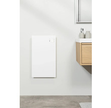 Moderná kúpeľňa s bielym radiátorom na stene vedľa umývadla