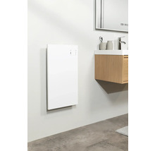 Kúpeľňa s bielym kúrením na stene a umývadlovou skrinkou so zrkadlom