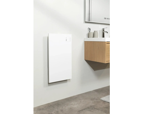 Kúpeľňa s bielym kúrením na stene a umývadlovou skrinkou so zrkadlom