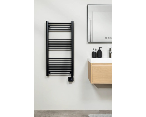 Kúpeľňa s radiátorom na uteráky, zrkadlom, umývadlom a spodnou skrinkou