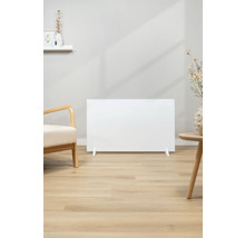 Elektrický radiátor v svetlej obývacej izbe so stoličkou a stolom