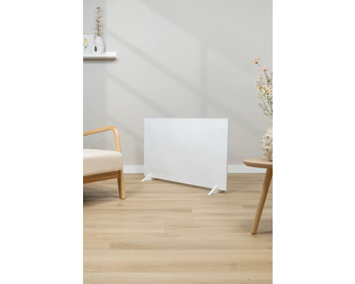 Biely radiátor vo svetlej miestnosti