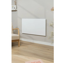 Obývacia izba s vykurovacím panelom na stene a kreslom