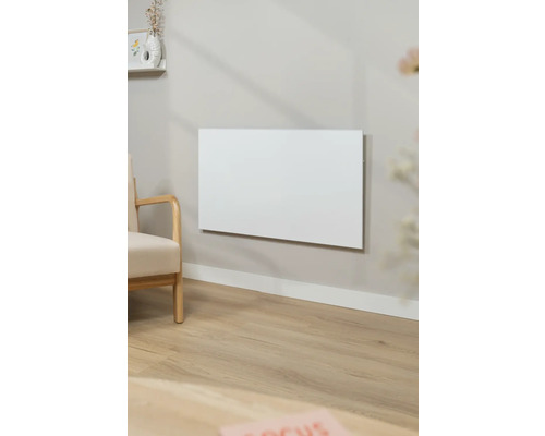 Obývacia izba s vykurovacím panelom na stene a kreslom