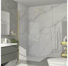 Kúpeľňa so sprchou, umývadlovou skrinkou a toaletou vo svetlom prevedení