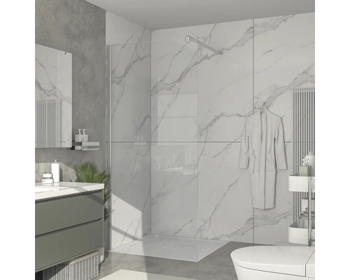 Svetlá kúpeľňa so sprchou, umývadlom, zrkadlom a toaletou