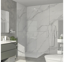 Moderná kúpeľňa s bezbariérovým sprchovacím kútom, skrinkou pod umývadlo a mramorovou stenou