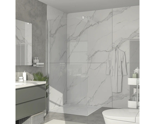 Moderná kúpeľňa s bezbariérovým sprchovacím kútom, skrinkou pod umývadlo a mramorovou stenou