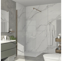 Moderná kúpeľňa so sprchou, umývadlom a toaletou.