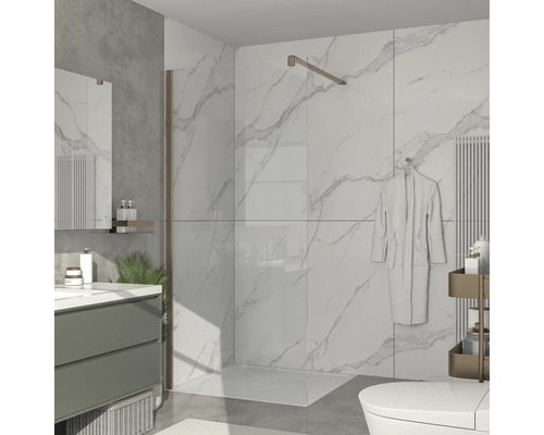 Moderná kúpeľňa so sprchou, umývadlom a toaletou.