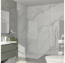 Kúpeľňa so sprchou, umývadlom, zrkadlom a toaletou vo svetlom dizajne