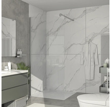 Moderná kúpeľňa so sprchovacím kútom, umývadlovou skrinkou a toaletou