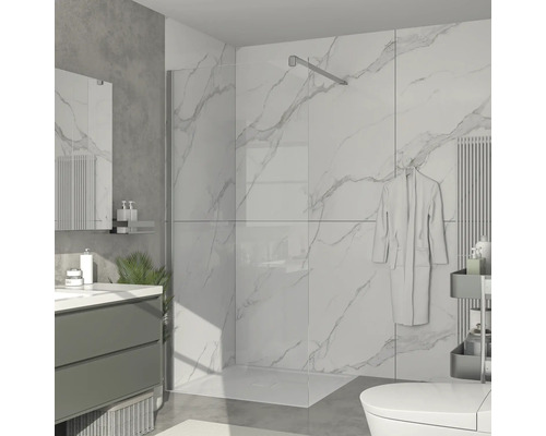 Moderná kúpeľňa so sprchovacím kútom, umývadlovou skrinkou a toaletou