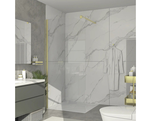 Moderná kúpeľňa so sprchou, umývadlom a toaletou pred bielou mramorovou stenou