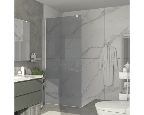 Moderná kúpeľňa so sprchovacím kútom, umývadlom, toaletou a radiátorom