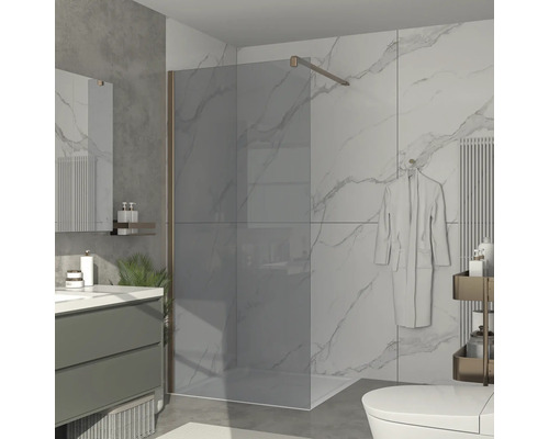 Moderná kúpeľňa so sklenenou sprchovou zástenou, umývadlom a toaletou