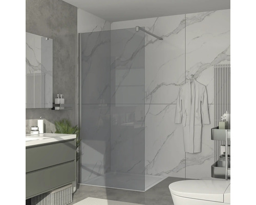 Moderná kúpeľňa s rovnou sprchou, umývadlom a mramorovými obkladmi.