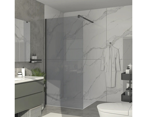 Kúpeľňa so sklenenou sprchovou zástenou, umývadlom a toaletou.