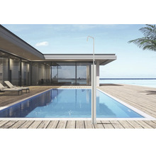 Kovová vonkajšia sprcha pri bazéne na drevenej terase