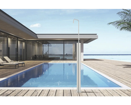 Kovová vonkajšia sprcha pri bazéne na drevenej terase