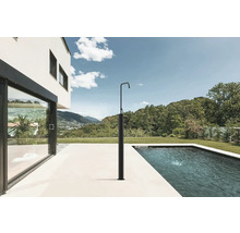 Vonkajšia sprcha vedľa bazéna na terase