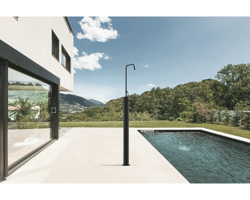 Vonkajšia sprcha vedľa bazéna na terase