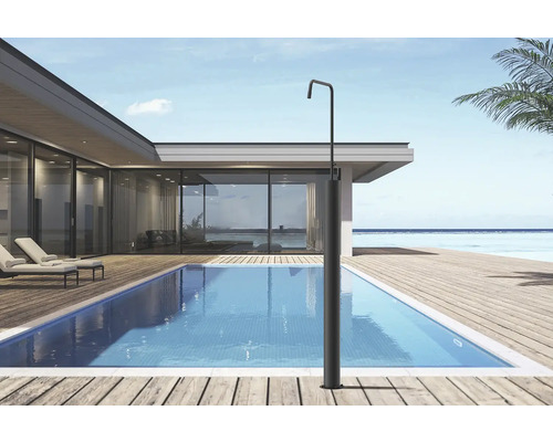 Vonkajšia sprcha vedľa bazéna na drevenej terase