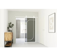 Interiérová fotografia s posuvným dverovým systémom, komodou a izbovou rastlinou